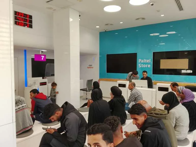 ‎⁨مراجعون داخل مقر شركة الاتصالات لاستكمال معاملات الدفع الرقمي والمحافظ الإلكترونية (ة)⁩.jpg