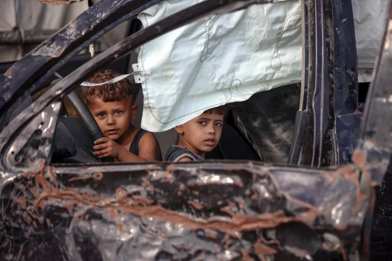 يونيسيف: سوء تغذية حاد يهدد نحو 10 آلاف طفل في غزة Displaced Palestinian children play inside a destroyed car in Deir al-Balah, Gaza Strip, on September 28, 2025. (Photo by Majdi Fathi/NurPhoto via Getty Images)
