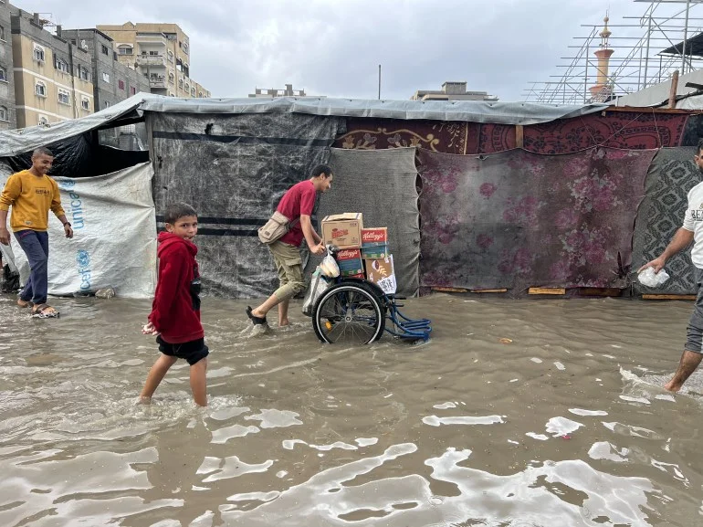 يونيسيف: سوء تغذية حاد يهدد نحو 10 آلاف طفل في غزة NUSEIRAT, GAZA - NOVEMBER 25: A view of makeshift tents flooding after heavy rainfall at the Nuseirat Refugee camp as the Palestinian families struggle to live under harsh living conditions while the Israeli attacks continue in Nuseirat, Gaza on November 25, 2025. ( Hassan Jedi - Anadolu Agency )