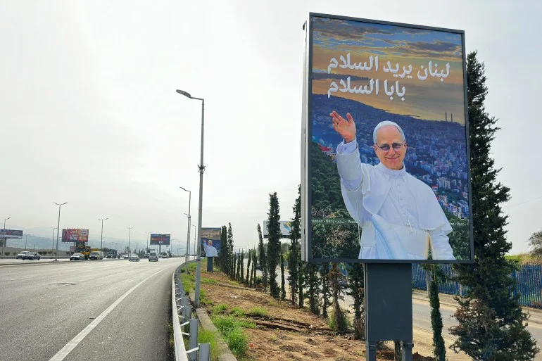 يصل البابا لاوون الرابع عشر إلى لبنان عصر الأحد الأعلام اللبنانية وأعلام الفاتيكان تملأ الشوارع والطرقات استعدادًا للزيارة كلمة واحدة تتصدر اللوحات والصور في كل مكان: "سلام"