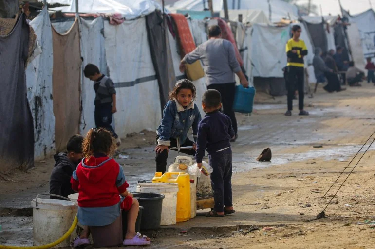 بالصور.. تفاصيل يومية ترسم واقع حياة أطفال غزة