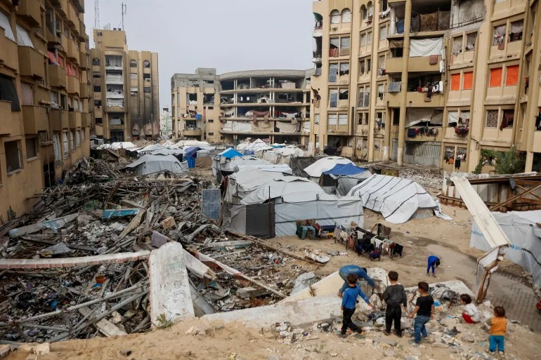 بالصور.. تفاصيل يومية ترسم واقع حياة أطفال غزة