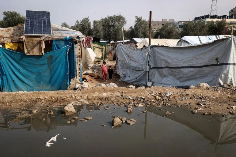 بالصور.. تفاصيل يومية ترسم واقع حياة أطفال غزة