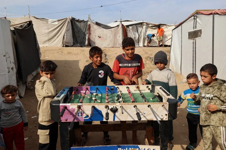 بالصور.. تفاصيل يومية ترسم واقع حياة أطفال غزة