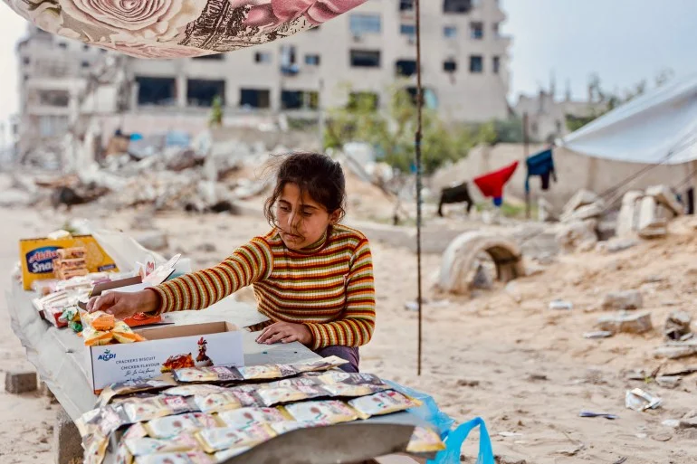 بالصور.. تفاصيل يومية ترسم واقع حياة أطفال غزة