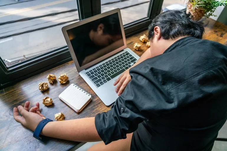 الموظف النعسان