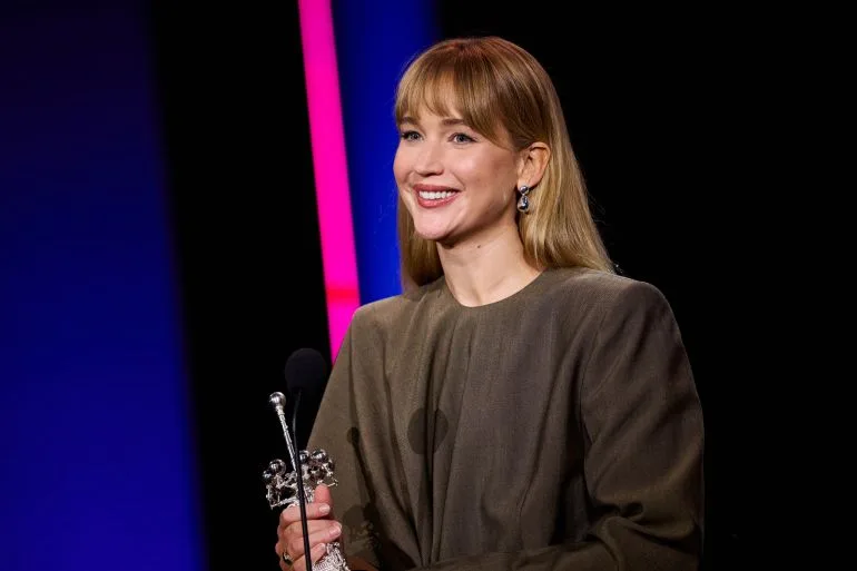 جنيفر لورانس تنتقد إقحام النجوم في السياسة وتستعد لعمل مع سكورسيزي ودي كابريو