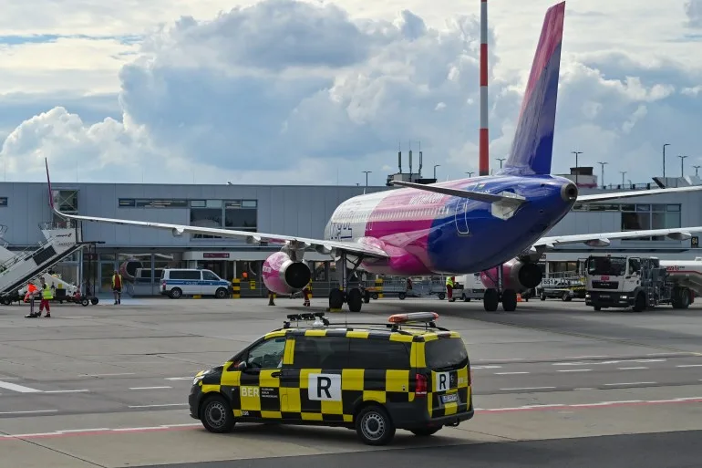 راكبان يقتحمان مدرج مطار