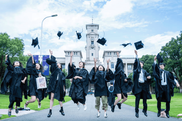 تلغراف: 50 جامعة بريطانية على شفا الإفلاس