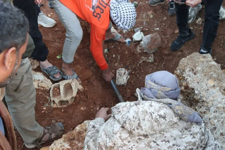 العثور على 4 مقابر جماعية في حمص بسوريا العثور على 4 مقابر جماعية في حمص