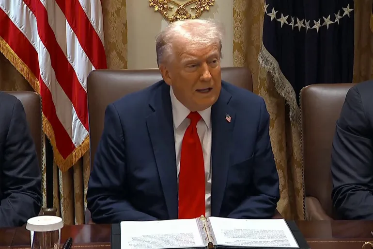 سوريون: ترامب يرفع العقوبات ويغلق أمامنا أبواب المطارات