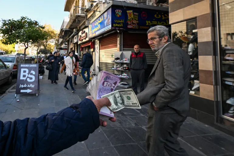 الليرة السورية تصعد مقابل الدولار بعد رفع عقوبات قيصر