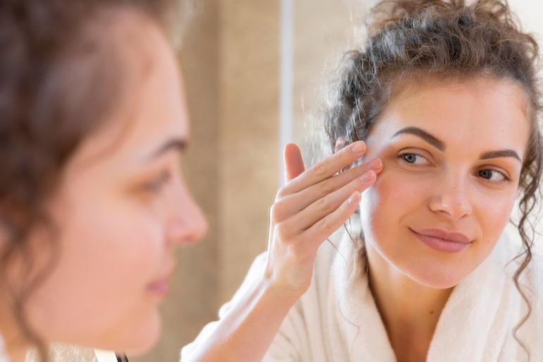 10 إجراءات تجميلية شائعة تدمر العين دون أن تشعري