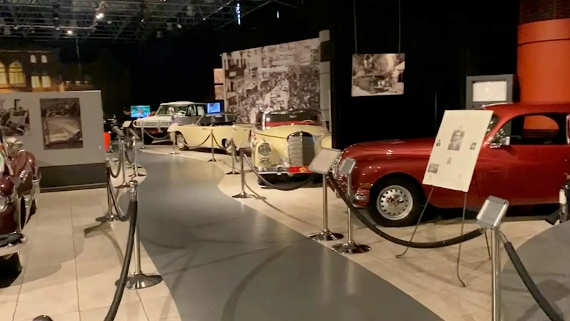 روبوت قهوة بين سيارات ملكية.. مفاجأة تنتظر زوار متحف في الأردن