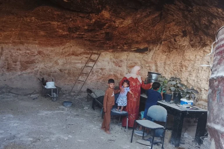 _فضة ابو نعيم تتخذ من الكهف منزلا لها ولعائلتها في منطقة الخلايل في قرية المغير- الضفة الغربية- رام الله- المغير- ة نت1