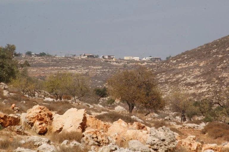 _عاطف دغلس- حدى المستوطنات التي تجثم فوق اراضي المغير وتصادر أراضيها- الضفة الغربية- رام الله المغير- ة نت4-