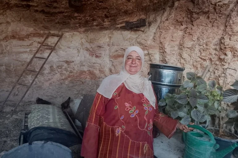 _فضة ابو نعيم تجابه وعائلتها اعتداءات المستوطنين المتواصلة لطردها من أرضها- الضفة الغربية- رام الله- المغير- ة نت2