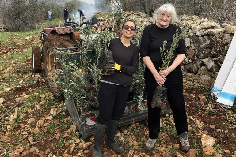 عمرها 80 عاما وتطير الحمام وتتظاهر من أجل غزة.. تعرّف على قصتها أنابيث كرستنسن ناشطة دانماركية عمرها 80 عاما وتتظاهر من أجل فلسطين المصدر ة