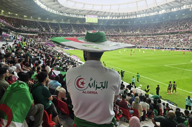 مشجعون مبدعون يلفتون الأنظار في ملاعب كأس العرب بقطر