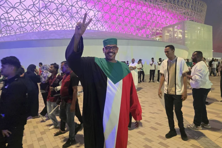 مشجعون مبدعون يلفتون الأنظار في ملاعب كأس العرب بقطر