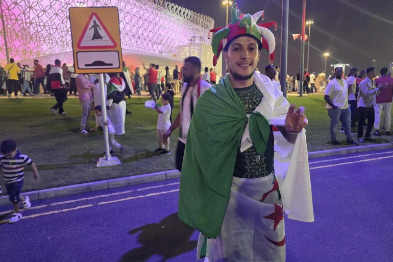 مشجعون مبدعون يلفتون الأنظار في ملاعب كأس العرب بقطر
