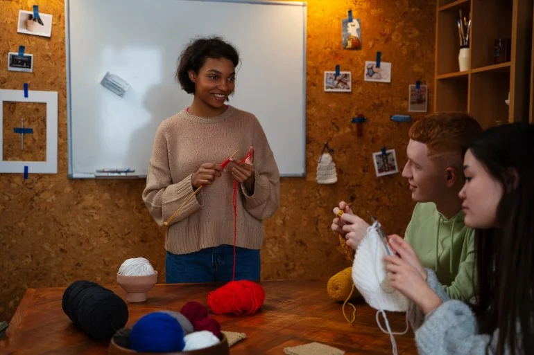 الحياكة.. غرزات صغيرة تصنع سلاما كبيرا للعقل والجسم