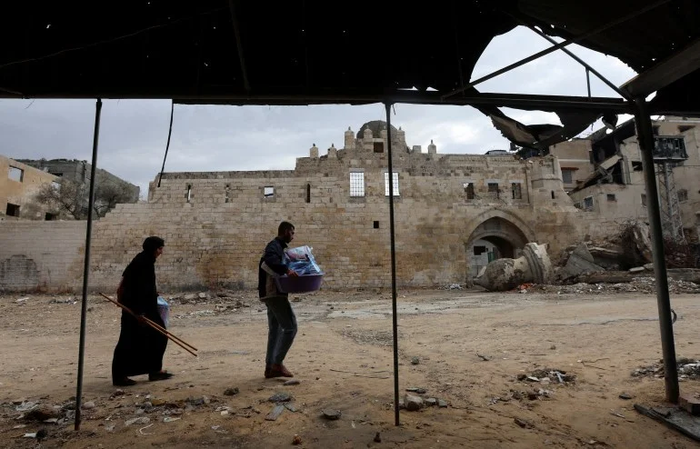 سكان غزة يسابقون الزمن للحفاظ على تراثهم الثقافي بعد الدمار جراء الحرب