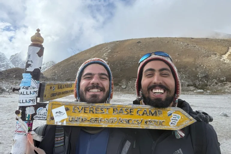 الشابان اللبنانيان يقفان عند قاعدة إيفرست على ارتفاع نحو 5364 مترا