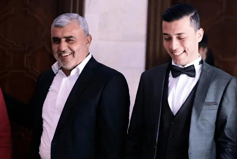 زوج وابن وحفيدة السيدة هنادي سكيك، الناجية الوحيدة من استهداف أودى بحياة ٢٠ شخص لا يزال ٥ منهم تحت الأنقاض