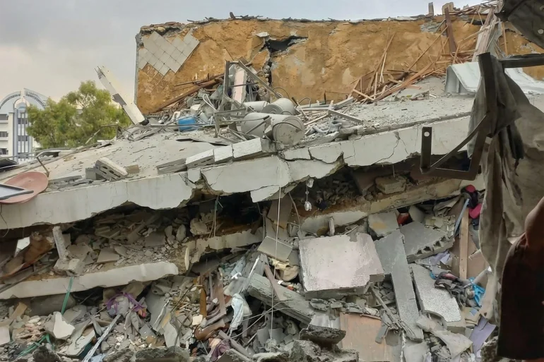 المنزل الذي خرجت منه الناجية الوحيدة هنادي سكيك، ولا يزال تحت أنقاضه ٥ من أفراد عائلتها