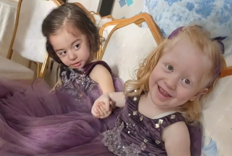 التوأم أمل وأيلول سالم اللتان لا يزال جثمانهما تحت الأنقاض مع ٤٥ جثمان آخرين في استهدافٍ لعمارة سكنية في حي الرمال