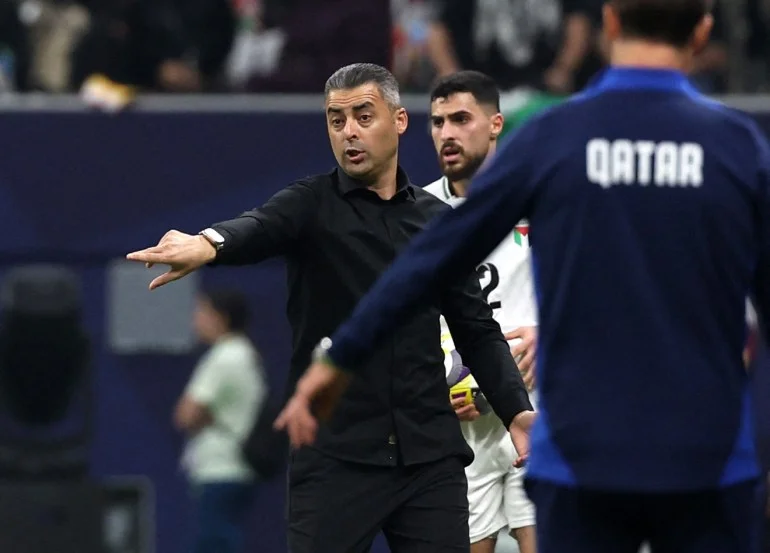 من داخل خيمتها بغزة.. والدة أبو جزر مدرب فلسطين تدعمه بكأس العرب