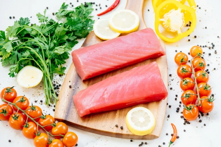 السلمون أم التونة؟ دليلك لاختيار الأسماك الأنسب لصحتك