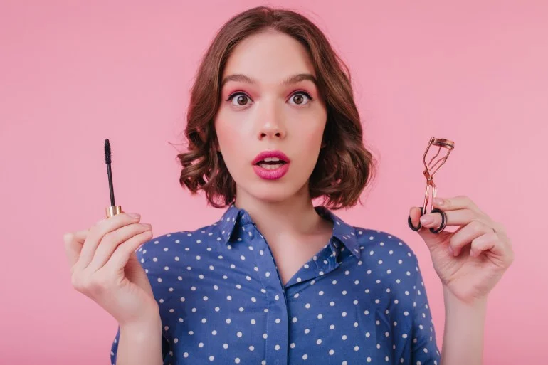 10 إجراءات تجميلية شائعة تدمر العين دون أن تشعري