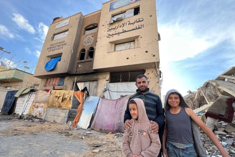 : محمد عابد ممن وجدوا في المؤسسات الرسمية ملجأ مؤقتا برفقة عشرات العائلات لكنهم يعيشون في ظروف معيشية قاسية ويفتقدون للخدمات والمساعدات