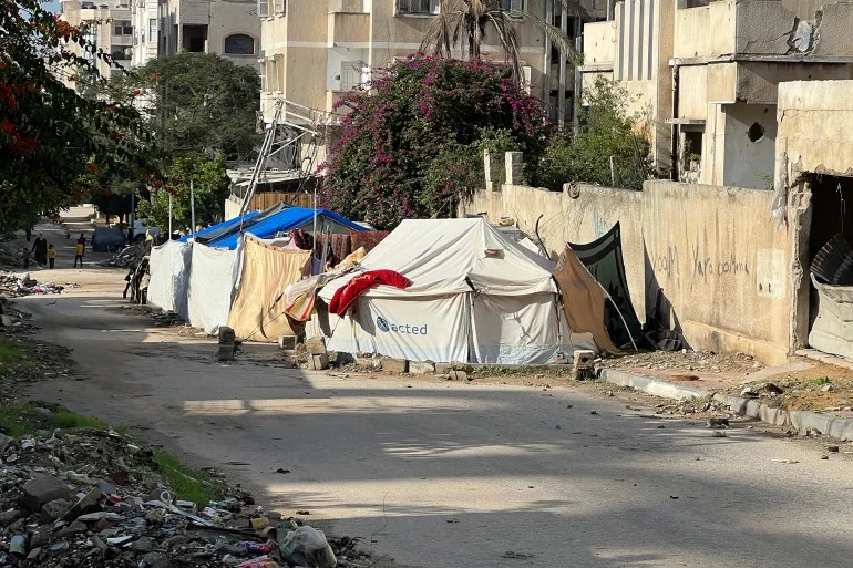 يضطر الكثير من سكان غزة إلى إقامة خيامهم على الأرصفة لعدم وجود متسع داخل مراكز الإيواء الرسمية ويتحملون ظروفا معيشية بالغة السوء