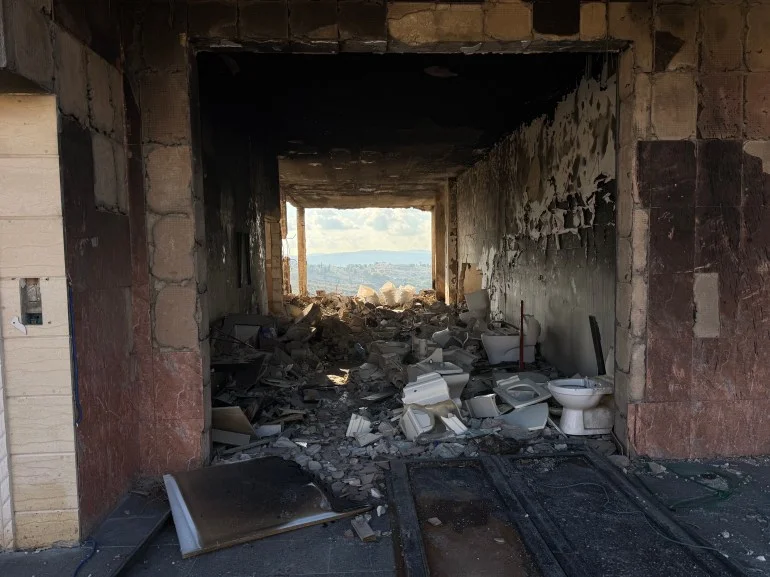 كيف يتعامل أهالي جنوب لبنان مع التهديدات الإسرائيلية المستمرة؟ قصف مكثف خلال الحرب الأخيرة ألحق أضرارا كبيرة بحياة أهالي بلدة حولا الحدودية المصدر: ة نت