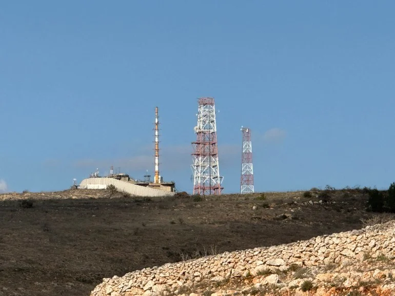 كيف يتعامل أهالي جنوب لبنان مع التهديدات الإسرائيلية المستمرة؟ الجيش الإسرائيلي يقيم جدارا داخل الأراضي اللبنانية المصدر: ة نت