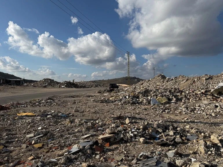 كيف يتعامل أهالي جنوب لبنان مع التهديدات الإسرائيلية المستمرة؟ دمار هائل في بلدة ميس الجبل وخسائر في البيوت والممتلكات والمجال الاقتصادي المصدر: ة نت