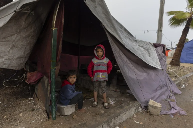 البرد يقتل أطفال غزة في خيام النزوح