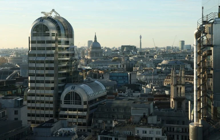 آخرهم الملياردير منصور.. لماذا يواصل الأثرياء الخروج من بريطانيا؟