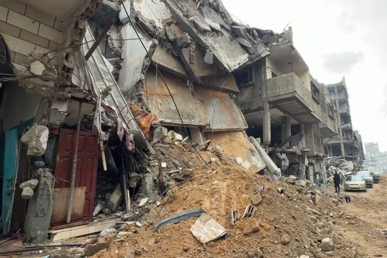 غزة تواجه شتاء قاسيا: 13 وفاة بسبب البرد وانهيار 15 منزلا