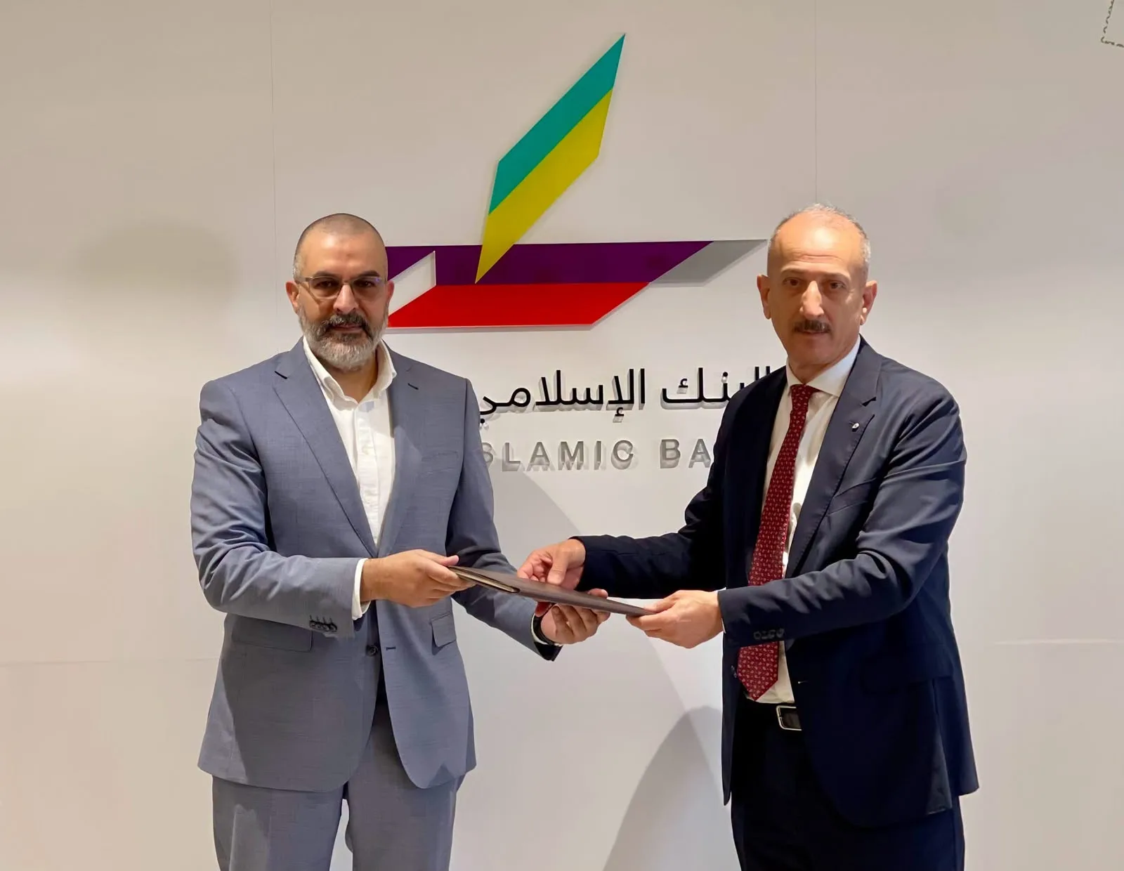 البنك الإسلامي العربي ومدى العرب يوقعان اتفاقية استراتيجية طويلة الأمد